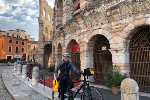 Verena mit Rad bei der Arena von Verona