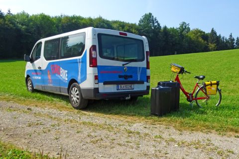 Eurobike luggagetransfer bus with luggage and bike